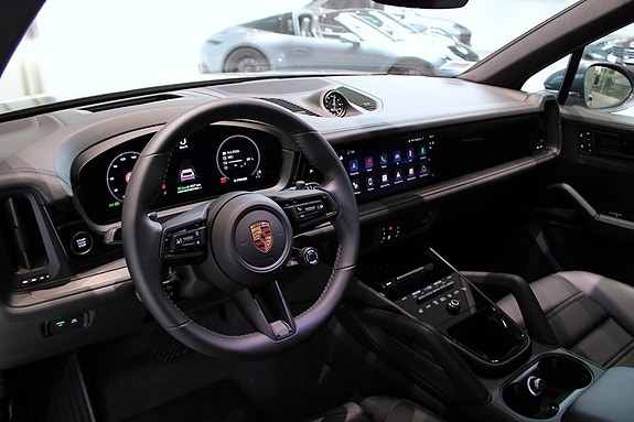 Porsche Cayenne 3 of 5