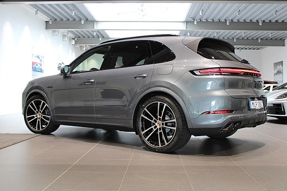 Porsche Cayenne 2 of 5