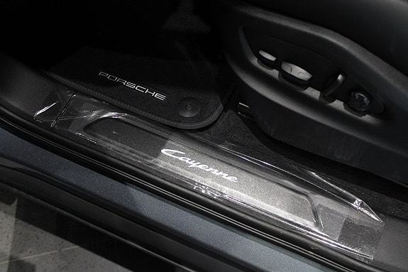 Porsche Cayenne 14 of 16