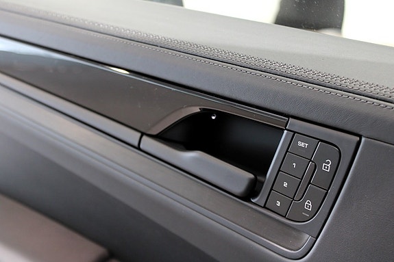 Porsche Cayenne 15 of 16