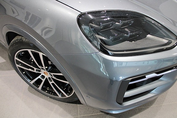 Porsche Cayenne 8 of 16