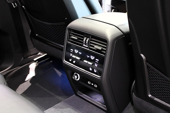 Porsche Cayenne 13 of 16