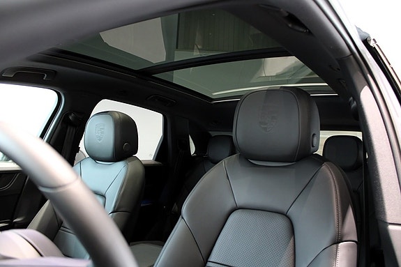 Porsche Cayenne 4 of 5