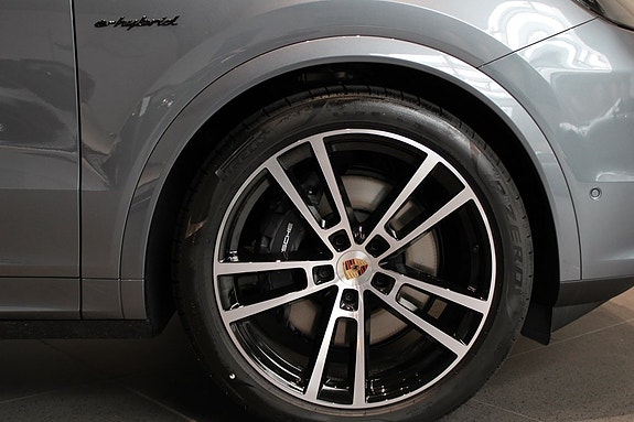 Porsche Cayenne 9 of 16