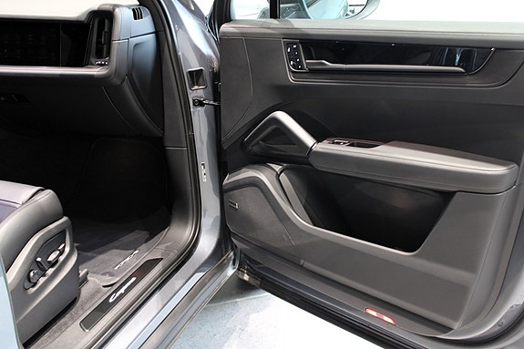 Porsche Cayenne 10 of 16
