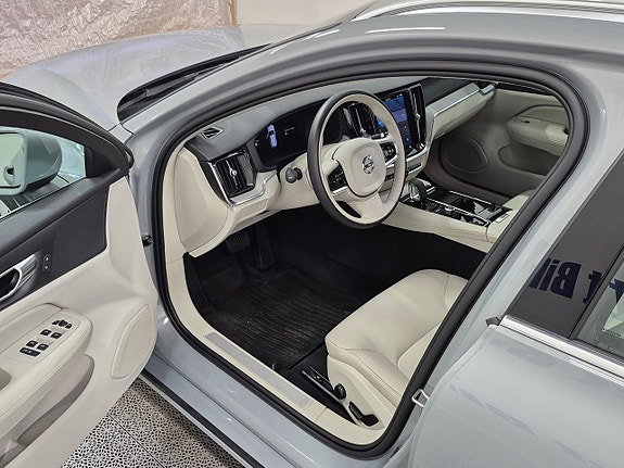 Volvo V60 2 of 12