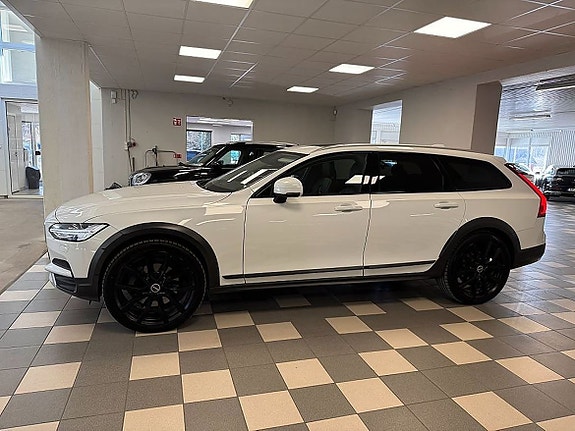 Volvo V90 Cross Country 2 of 5