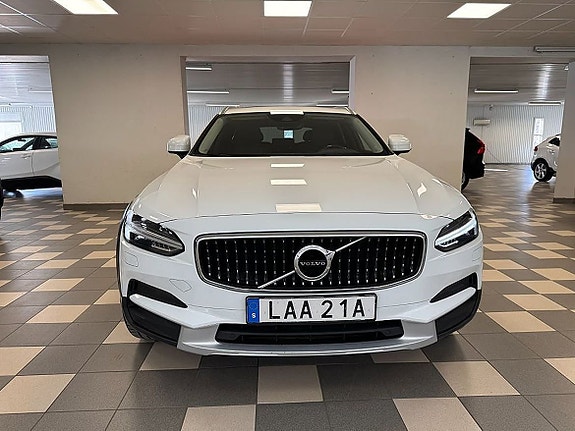 Volvo V90 Cross Country 3 of 5