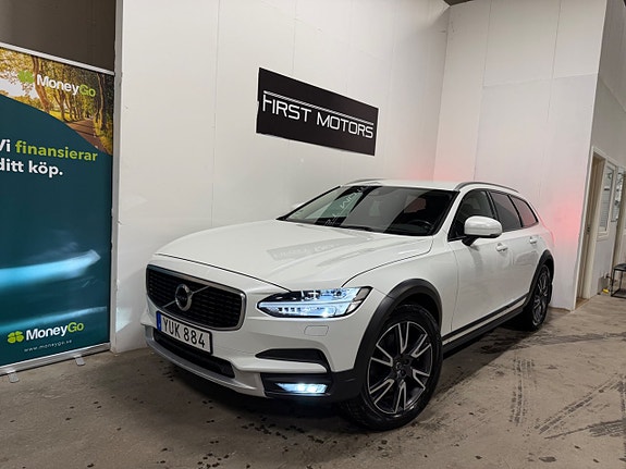 Volvo V90 Cross Country 2 of 5