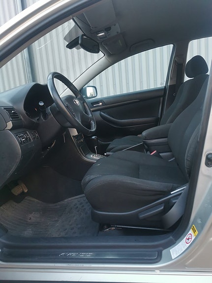 Toyota Avensis 2 of 5
