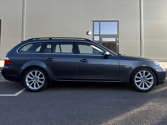 BMW 523i 2 of 5