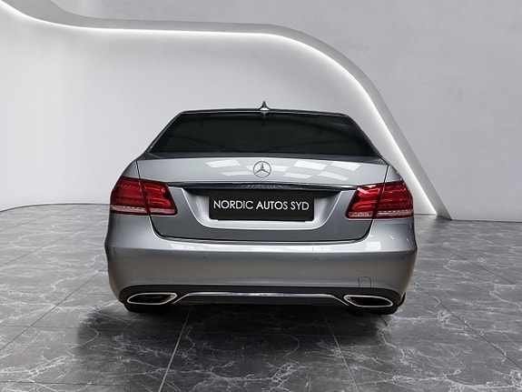 Mercedes-Benz E220 4 of 5