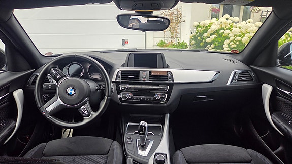 BMW 118i 3 of 5