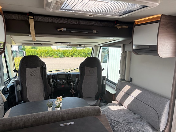 Knaus Live 700 MEG 28 of 30
