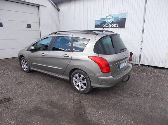 Peugeot 308 SW 2 of 5