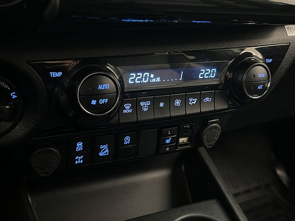 Toyota HiLux 19 of 30
