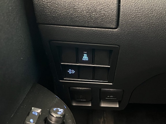 Toyota HiLux 14 of 30