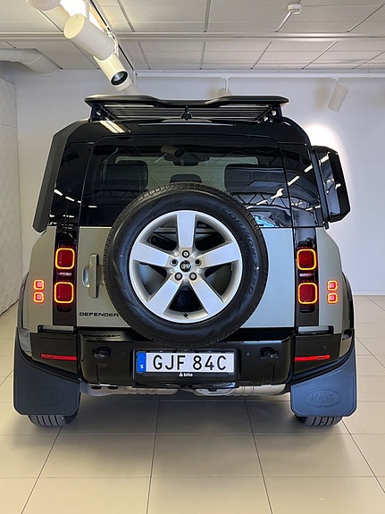 Land Rover Defender 110 8 of 11