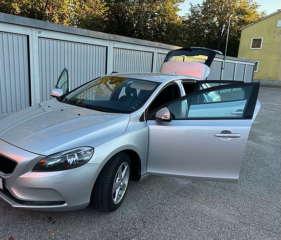 Volvo V40 4 of 5