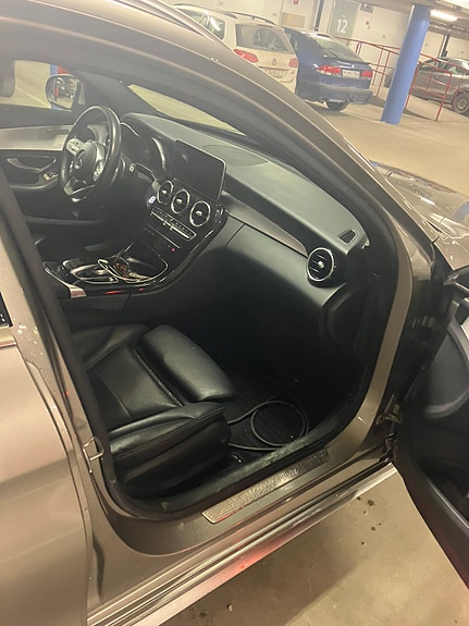 Mercedes-Benz C220 2 of 3