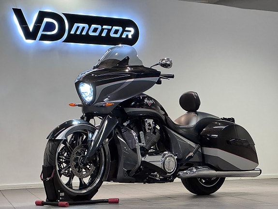 Victory Magnum Oval-Exhaust Värmehandtag LED BT Ryggstöd ABS *SE UTR*