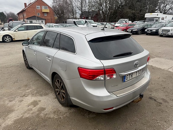 Toyota Avensis 4 of 5