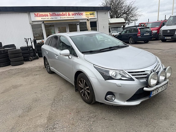 Toyota Avensis 2 of 5