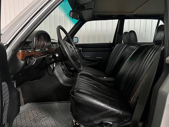 Mercedes-Benz 280 SE 12 of 19