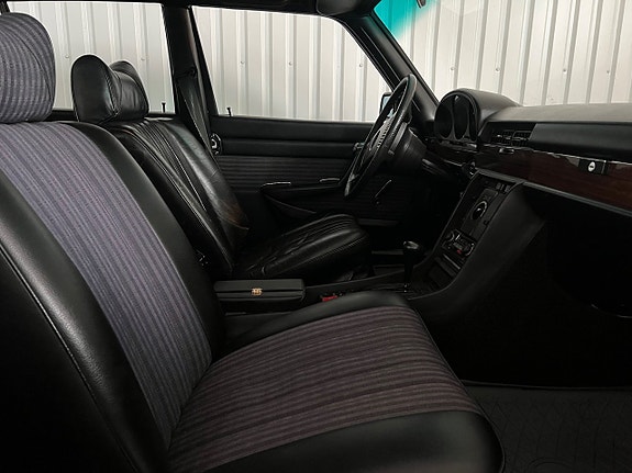 Mercedes-Benz 280 SE 15 of 19