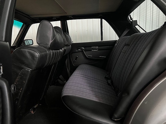 Mercedes-Benz 280 SE 13 of 19