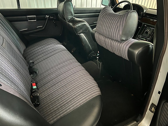 Mercedes-Benz 280 SE 14 of 19