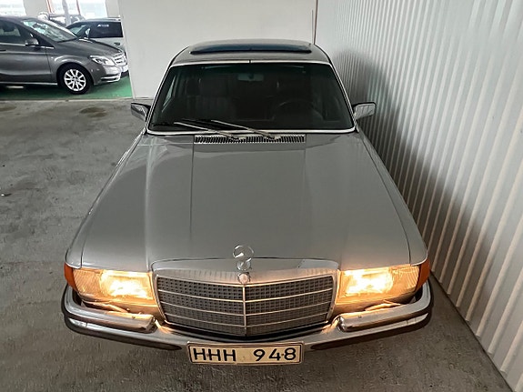 Mercedes-Benz 280 SE 9 of 19