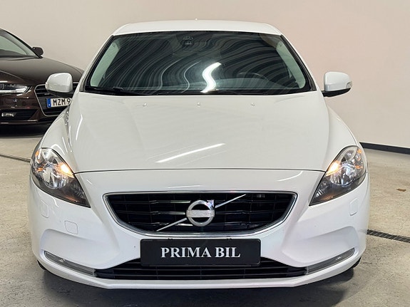 Volvo V40 2 of 17