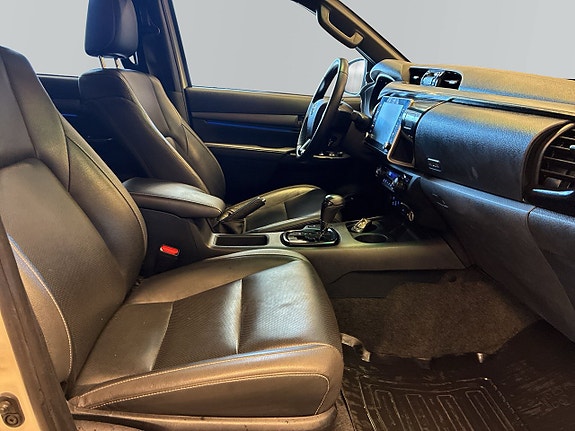 Toyota HiLux 10 of 23