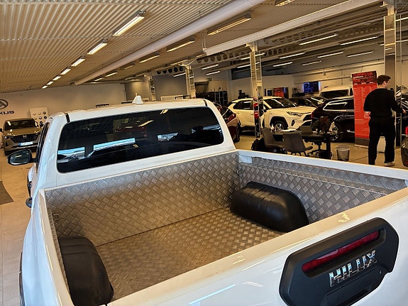 Toyota HiLux 17 of 23