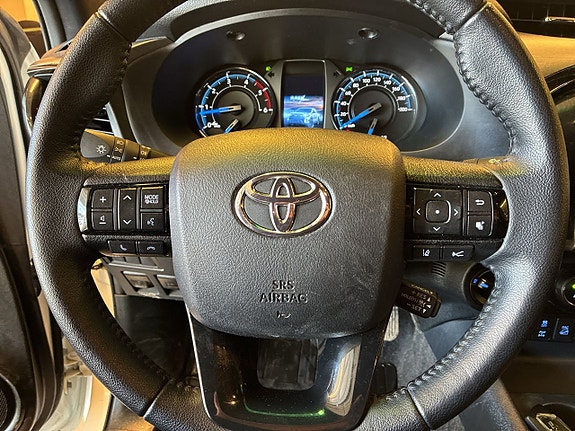 Toyota HiLux 20 of 23