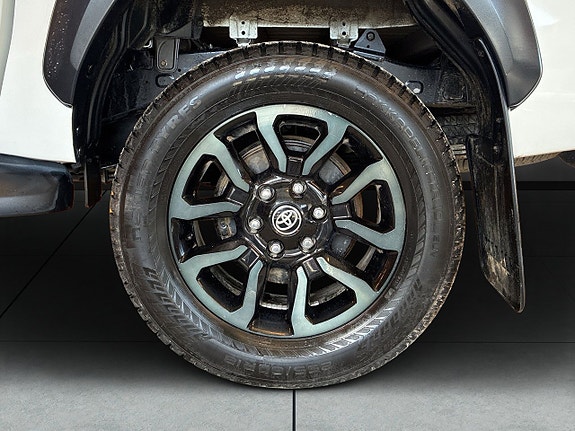 Toyota HiLux 14 of 23