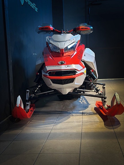 Ski-Doo Backcountry X RS 146 850 2 of 3