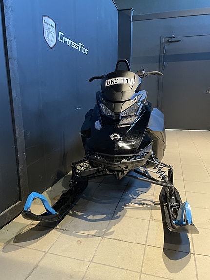 Ski-Doo Summit SP 146 850 2 of 3