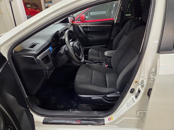 Toyota Corolla 8 of 12
