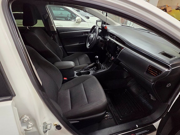 Toyota Corolla 9 of 12
