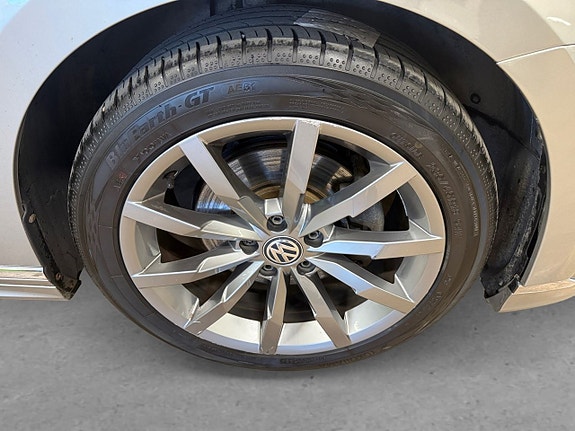 Volkswagen Passat 8 of 22