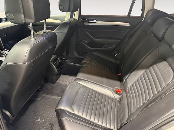 Volkswagen Passat 13 of 22