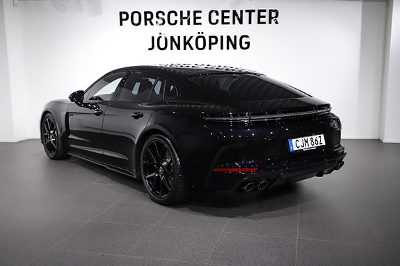 Porsche Panamera 4 3 of 5
