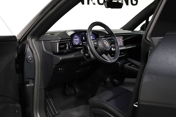 Porsche Macan 4 9 of 22