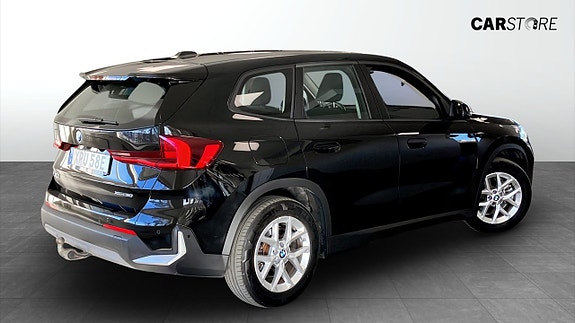 BMW iX1 2 of 5