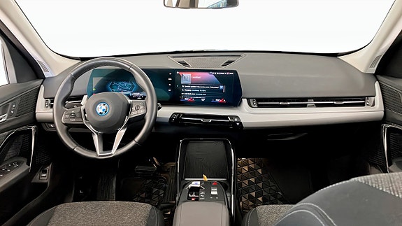 BMW iX1 4 of 5