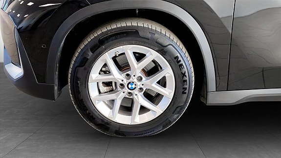 BMW iX1 9 of 26