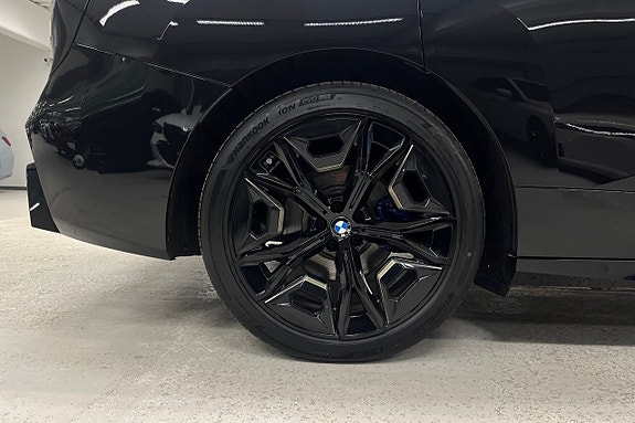 BMW iX 14 of 18
