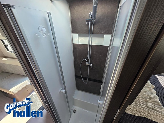 Adria Matrix Supreme 670 DL (AC/Cykleställ/Gasolugn/180hk) 11 of 27